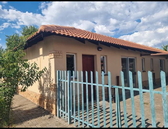3 BEDROOM TOWNHOUSE FOR SALE IN WATERKLOOF HILL ESTATE